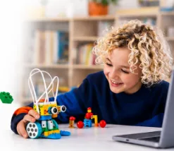Robotik dersinde çocuk